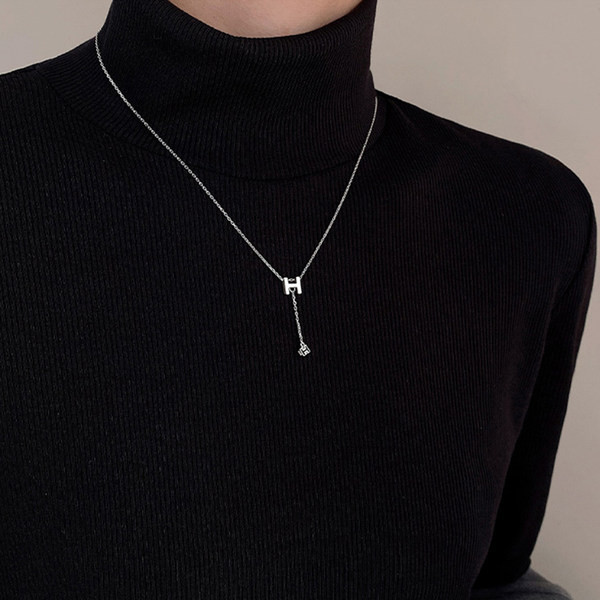 Naiste kaelakee ripatsi ja kirjaga