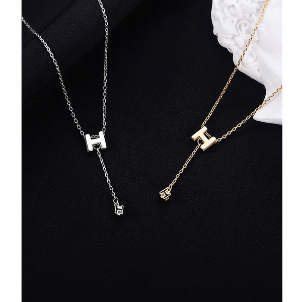 Naiste kaelakee ripatsi ja kirjaga