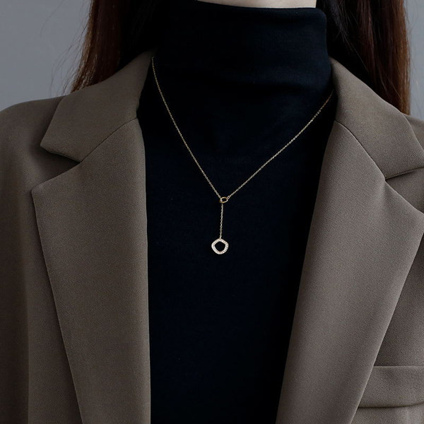 Moderan ženski tanki lančić s privjeskom s kamenčićima