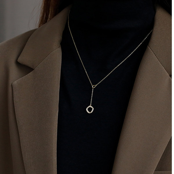 Moderan ženski tanki lančić s privjeskom s kamenčićima