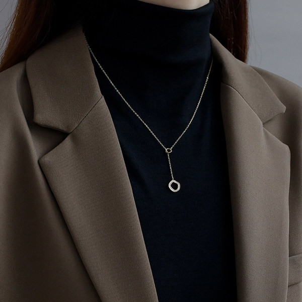 Moderan ženski tanki lančić s privjeskom s kamenčićima