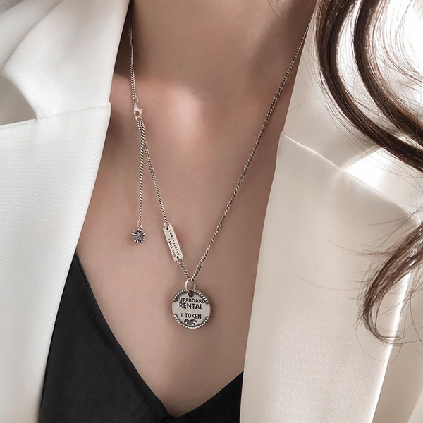 Naiste kaelakee ripatsi ja pealdisega - kaks värvi