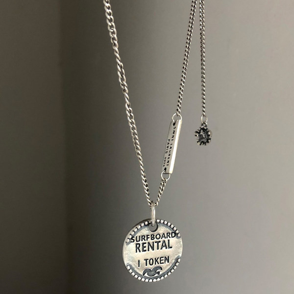 Naiste kaelakee ripatsi ja pealdisega - kaks värvi