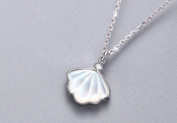 Ženska ogrlica sa privjeskom i ukrasnim kamenčićem - u srebrnoj i zlatnoj boji