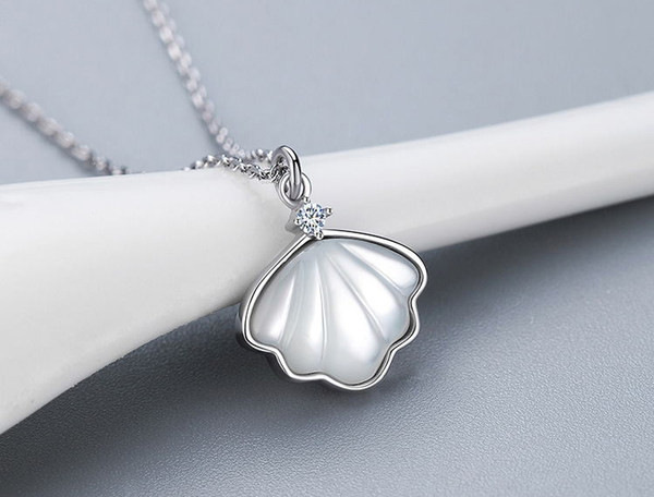 Ženska ogrlica sa privjeskom i ukrasnim kamenčićem - u srebrnoj i zlatnoj boji