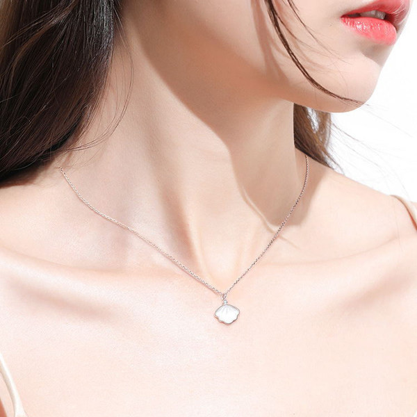 Ženska ogrlica sa privjeskom i ukrasnim kamenčićem - u srebrnoj i zlatnoj boji