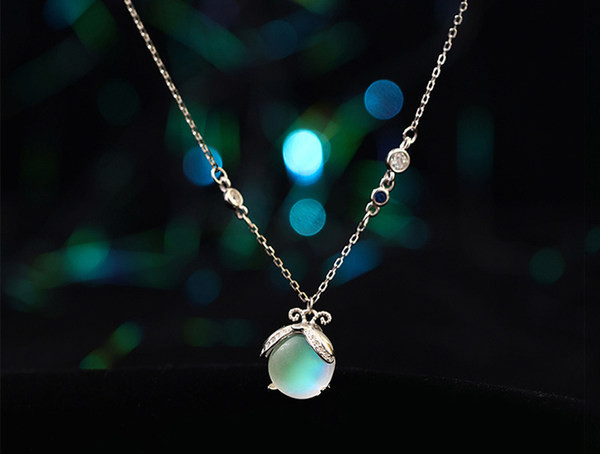 Moodne naiste kett kiviripatsiga