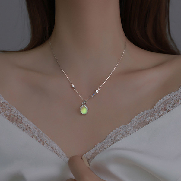 Moodne naiste kett kiviripatsiga