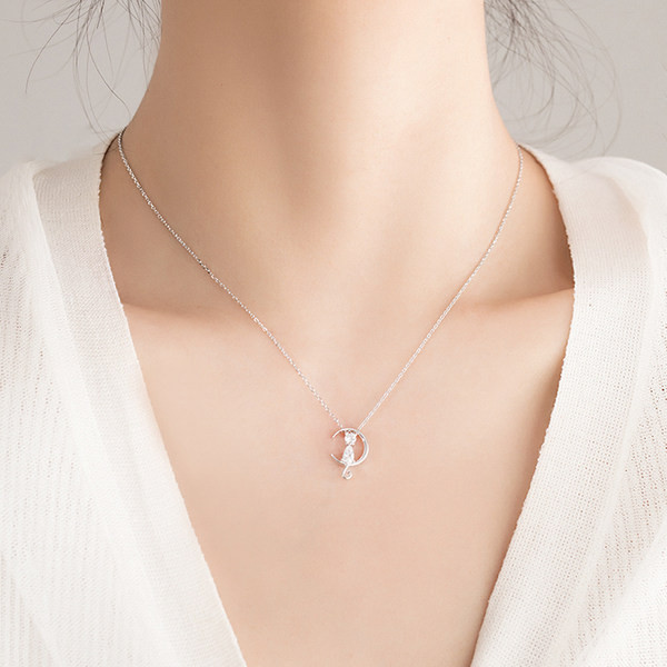 Γυναικείο κολιέ με μενταγιόν σε ασημί χρώμα