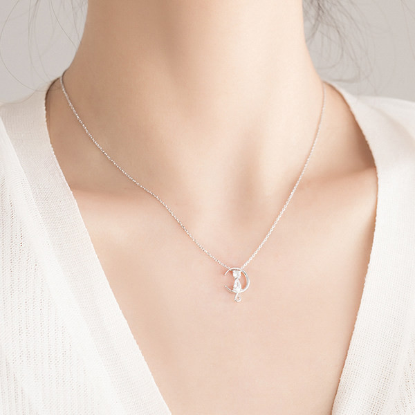 Γυναικείο κολιέ με μενταγιόν σε ασημί χρώμα