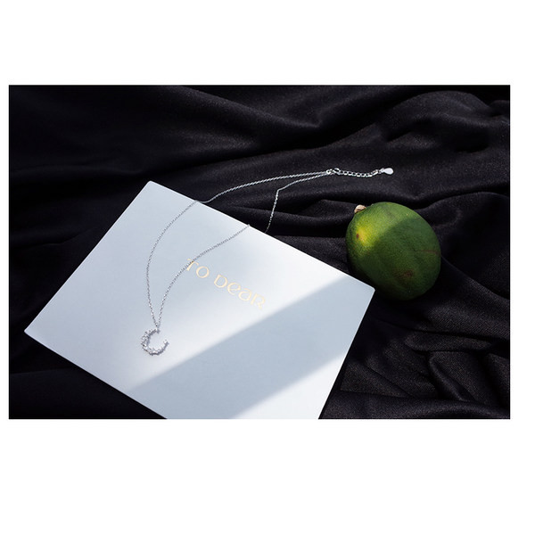 Ženska ogrlica sa mjesecom i ukrasnim kamenčićima