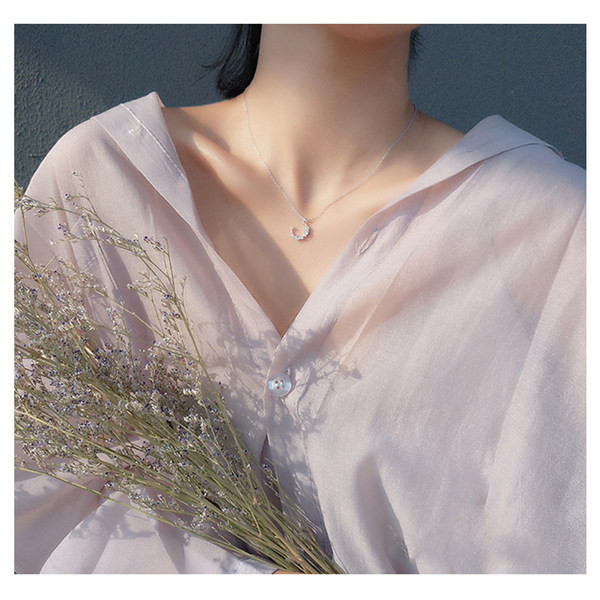 Ženska ogrlica sa mjesecom i ukrasnim kamenčićima