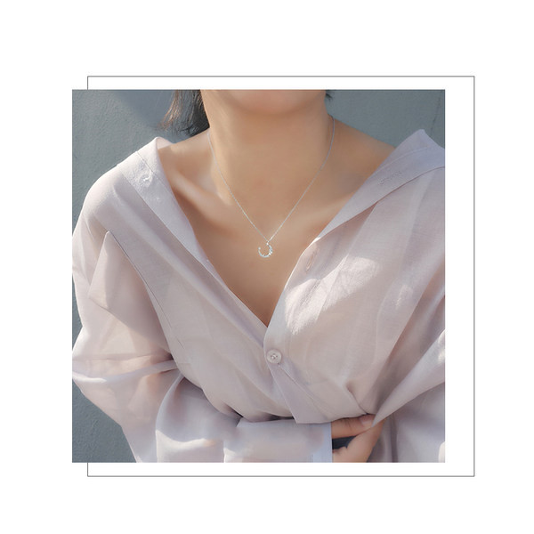 Ženska ogrlica sa mjesecom i ukrasnim kamenčićima