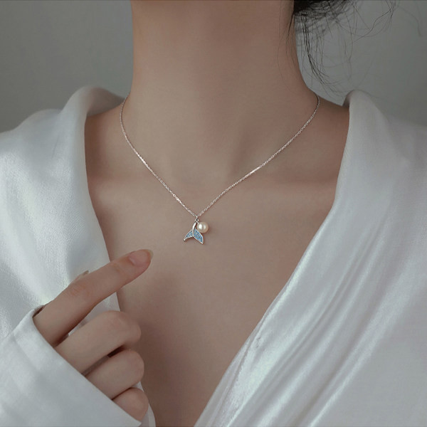 Ženska ogrlica s privjeskom i biserom