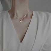 Õrn naiste kett ripatsiga hõbedast värvi