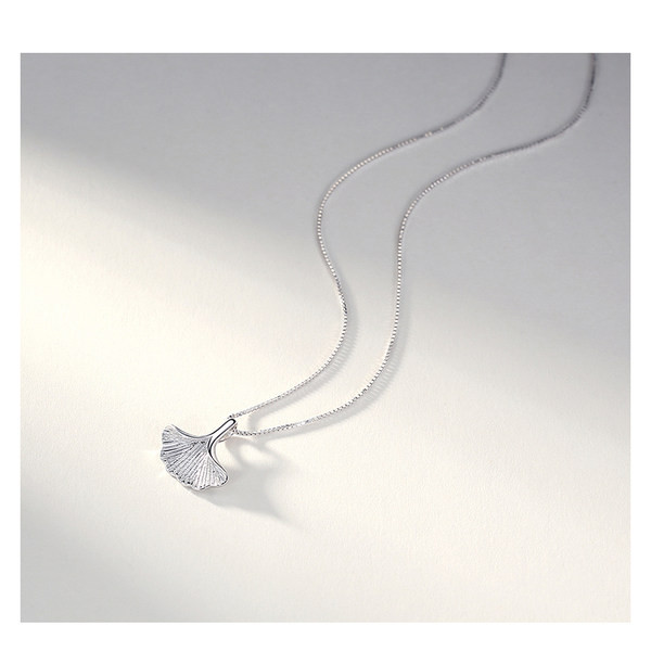 Õrn naiste kett ripatsiga hõbedast värvi