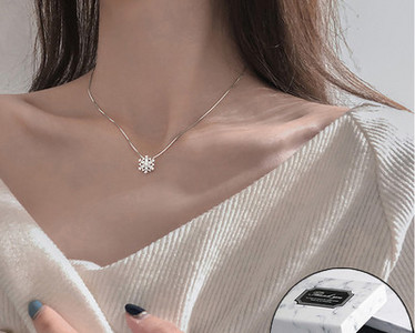 Moteriškas modernus karoliai su snaigės dekoru ir dekoratyviniais akmenimis