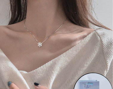 Moteriškas modernus karoliai su snaigės dekoru ir dekoratyviniais akmenimis