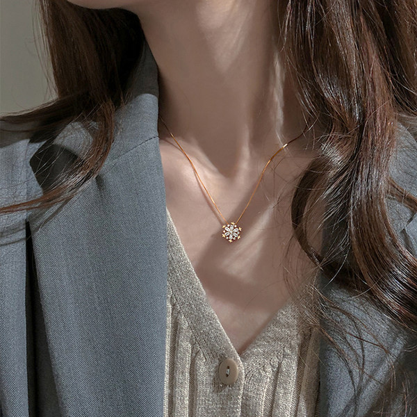 Moteriškas modernus karoliai su snaigės dekoru ir dekoratyviniais akmenimis