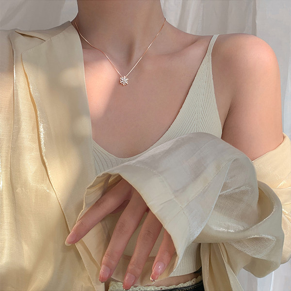 Moteriškas modernus karoliai su snaigės dekoru ir dekoratyviniais akmenimis