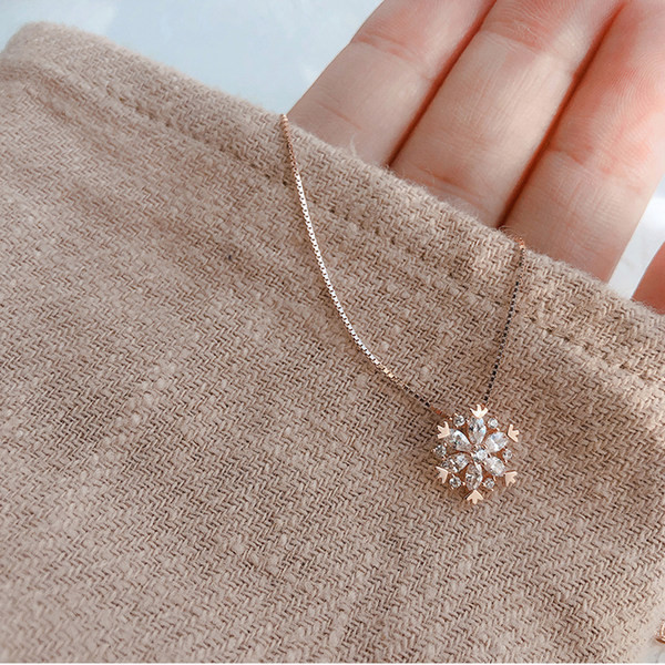 Moteriškas modernus karoliai su snaigės dekoru ir dekoratyviniais akmenimis