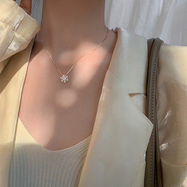 Moteriškas modernus karoliai su snaigės dekoru ir dekoratyviniais akmenimis