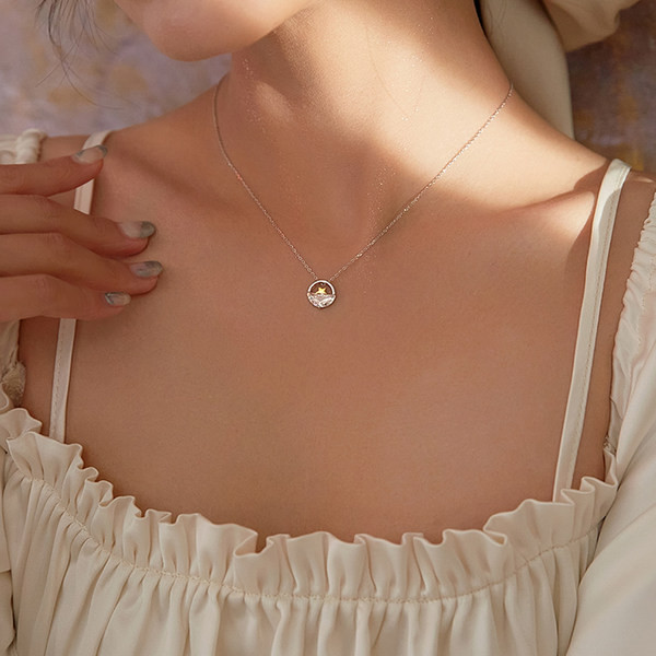 Elegantna ženska ogrlica s privjeskom