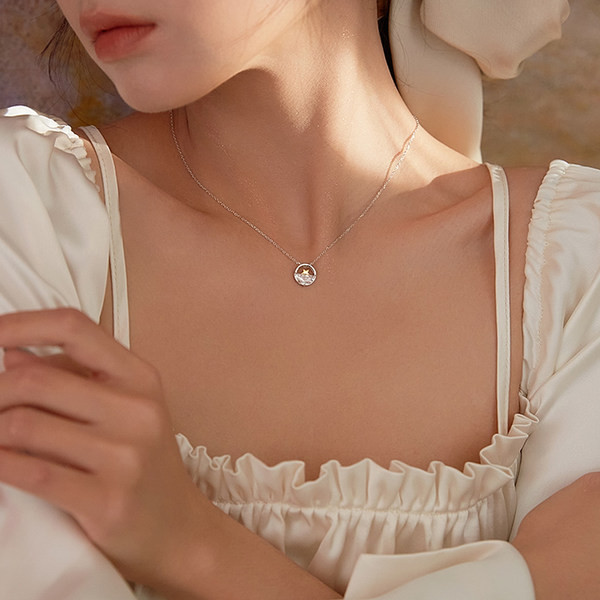 Elegantna ženska ogrlica s privjeskom