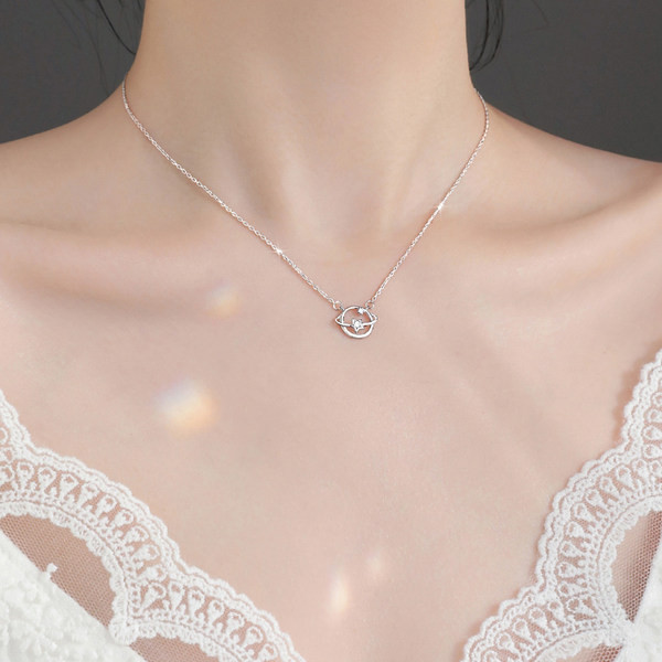 Κομψό γυναικείο κολιέ σε ασημί χρώμα