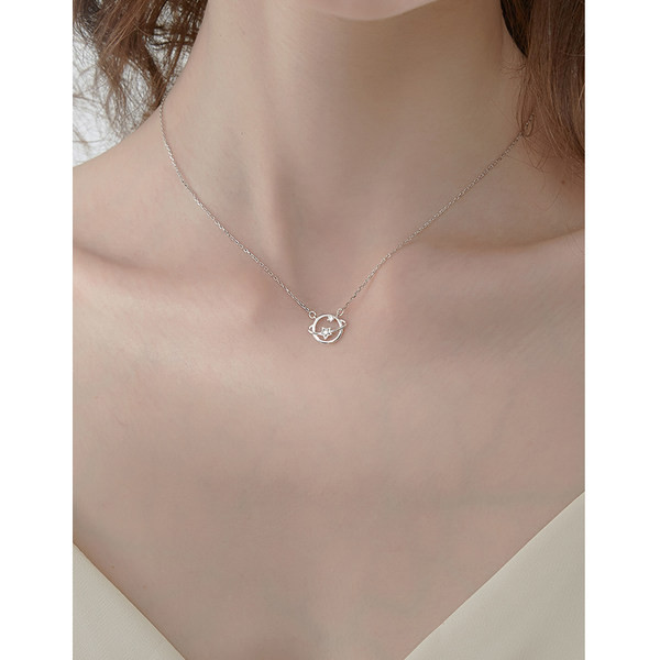 Κομψό γυναικείο κολιέ σε ασημί χρώμα