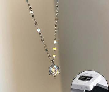 Moteriškas kaklo papuošalas su akmenukais ir pakabuku