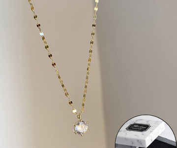 Moteriškas kaklo papuošalas su akmenukais ir pakabuku