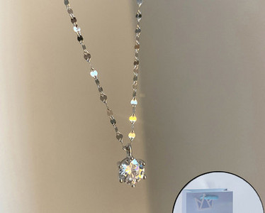 Moteriškas kaklo papuošalas su akmenukais ir pakabuku