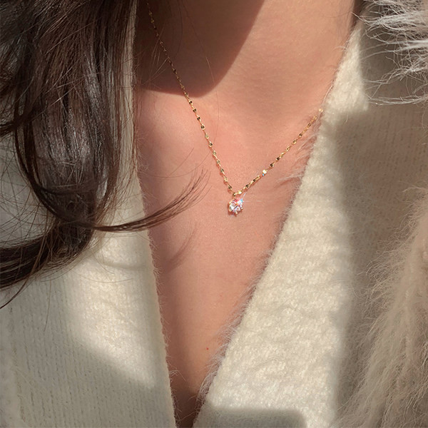 Moteriškas kaklo papuošalas su akmenukais ir pakabuku