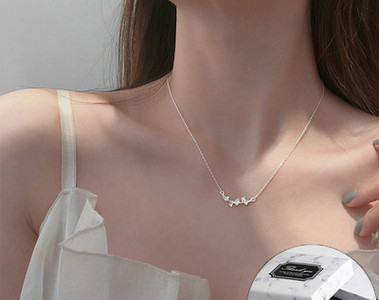 Γυναικείο ντελικάτο κολιέ με διακοσμητικές πέτρες