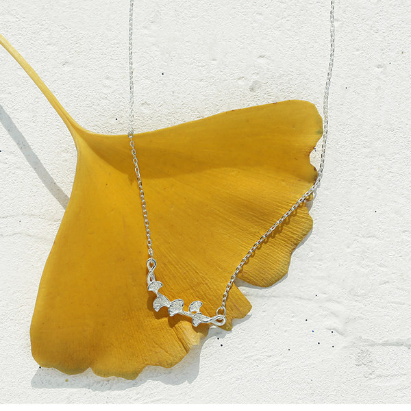 Γυναικείο ντελικάτο κολιέ με διακοσμητικές πέτρες