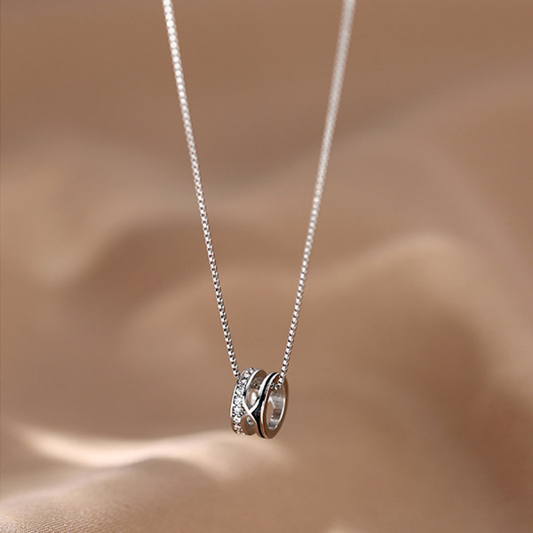 Γυναικεία λεπτή αλυσίδα με μενταγιόν και διακοσμητικές πέτρες