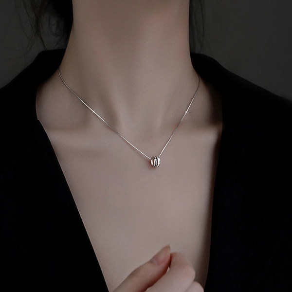 Γυναικεία λεπτή αλυσίδα με μενταγιόν και διακοσμητικές πέτρες