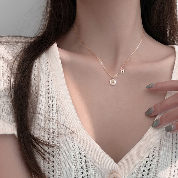 Moteriška grandinėlė su sidabro arba aukso spalvos raide