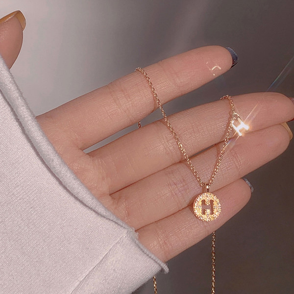 Moteriška grandinėlė su sidabro arba aukso spalvos raide