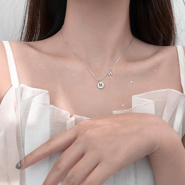 Moteriška grandinėlė su sidabro arba aukso spalvos raide