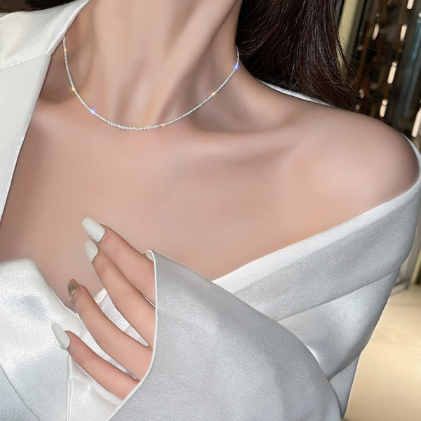 Γυναικείο κολιέ σε ασημί χρώμα - δύο μοντέλα