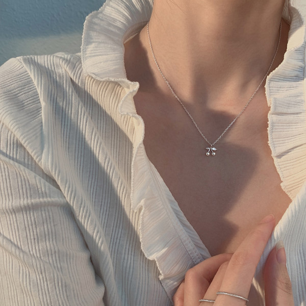 Moderna ogrlica s privjeskom