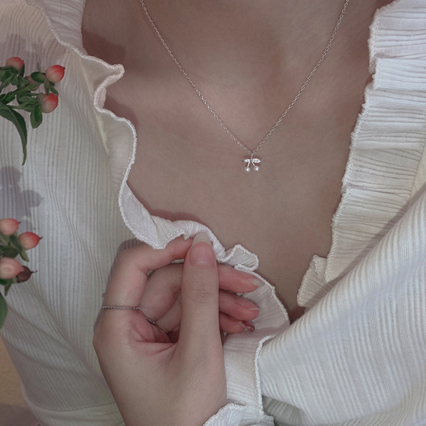 Moderna ogrlica s privjeskom