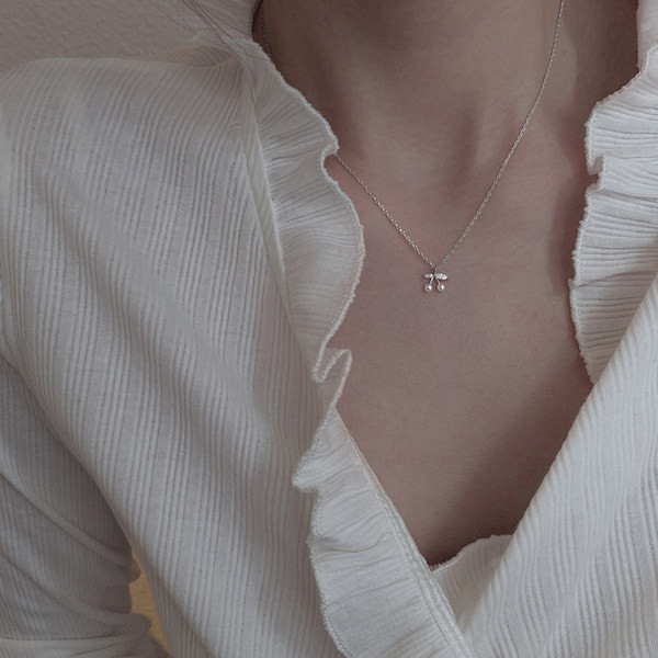 Moderna ogrlica s privjeskom