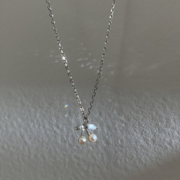 Moderna ogrlica s privjeskom