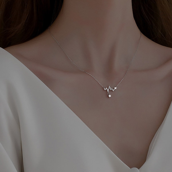 Hõbedast kett ripatsiga