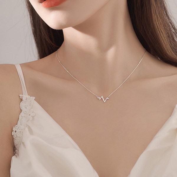 Moodne naiste kett hõbedases toonis