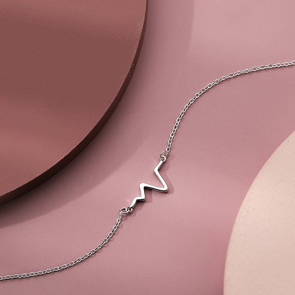 Moodne naiste kett hõbedases toonis