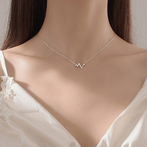 Moodne naiste kett hõbedases toonis